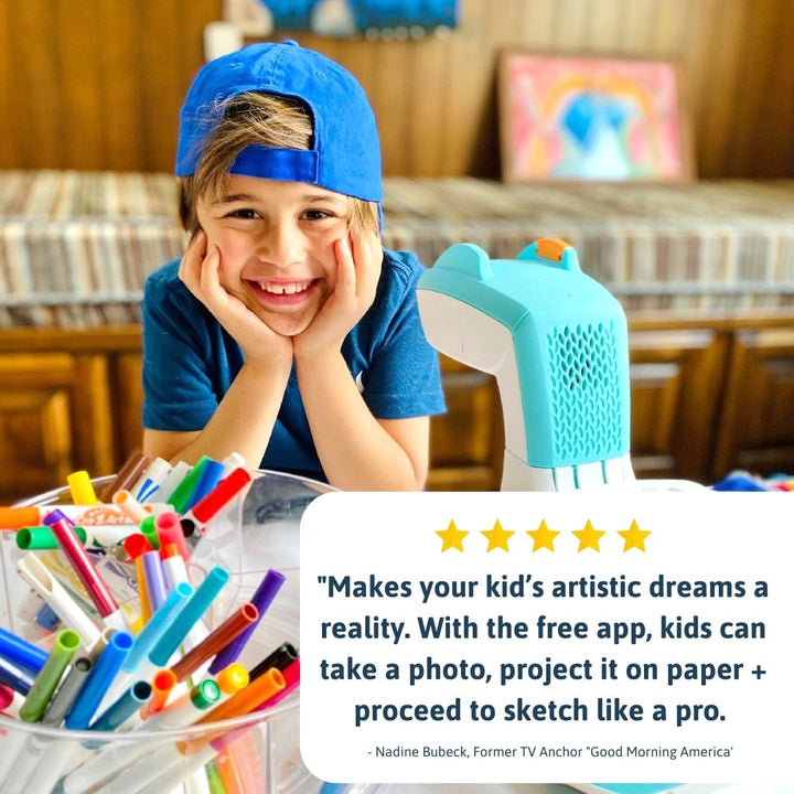 Smiling child wearing a blue cap uses the smART sketcher 2.0 projector, surrounded by colorful markers. A five-star testimonial quote from Nadine Bubeck praises the toy for turning kids' artistic dreams into reality, highlighting its photo-to-paper sketching feature via the free companion app. Ideal creative gift for young artists.